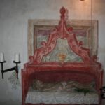 Zur ältesten Ausstattung gehört die Figur des toten Christus. Sie stammt wohl aus dem frühen 16. Jh. Die gotisierende Einfassung der Nische passt zum Stil der Figur. Ein Giebel überfängt die Figur und bietet einen Durchblick auf Gräber. (Foto: Thomas Felshart)