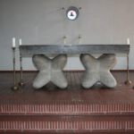 Der schlichte, von Hein Gernot gestaltete Altar aus Muschelkalk. Im Boden vor dem Altar markiert eine Bronzeplakette die Stelle an der im Mai 2005 das Weltjugendtagskreuz stand. (Foto: Thomas Felshart)