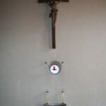 Ein kleines Rundfenster verbindet das Kircheninnere mit der Außenkapelle. (Foto: Thomas Felshart)