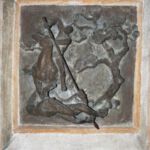 Ein 1964 von Elmar Hillebrand geschaffenes Bronzerelief mit der Darstellung des Hl. Georg verschließt den in die Wand eingelassenen Tabernakel. (Foto: Thomas Felshart)