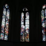 Die von Hans Kirchner 1954 geschaffenen Fenster im Chorraum der Maternuskirche. Bilder aus der Geheimen Offenbarung sind korrespondierend mit den Schrecken des Bombenkrieges über Köln eindrucksvoll zusammengefügt. (Foto: Thomas Felshart)