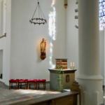 Sakramentsaltar mit Tabernakel und der Maternusstatue im Hintergrund