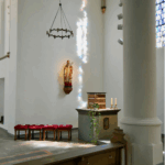 Sakramentsaltar mit Tabernakel und der Maternusstatue im Hintergrund