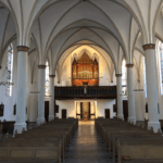 Blick vom Altar zur Orgelempore