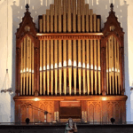 Ansicht des Orgelprospekts, im Vordergrund an der Empore: Statue der hl. Cäcilia. (Foto: Peter Nüsser)