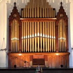 Ansicht des Orgelprospekts, im Vordergrund an der Empore: Statue der hl. Cäcilia. (Foto: Peter Nüsser)