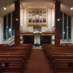 Blick auf die Empore und die 1991 geweihte Oberlinger-Orgel (Foto: Thorsten Rascher)
