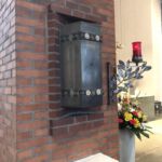 Tabernakel und Ewiges Licht im linken Turmpfeiler des Chores (Entwurf: Theo Heiermann). Foto: Peter Nüsser