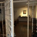 Blick in die Marienkapelle durch von Theo Heiermann kunstvoll gestaltete Gitter (Foto: Peter Nüsser)