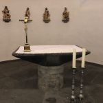 Altar (Elmar Hillebrand) mit Barockkreuz und den vier Evangelisten (von der früherern Kanzel in St. Maternus) an der Chorwand (Foto: Peter Nüsser)